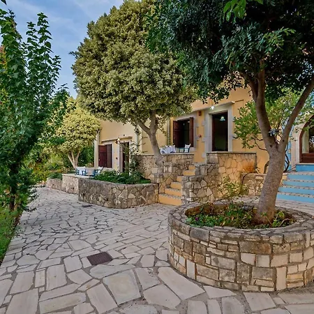Iliopetra Apart Otel Douliana